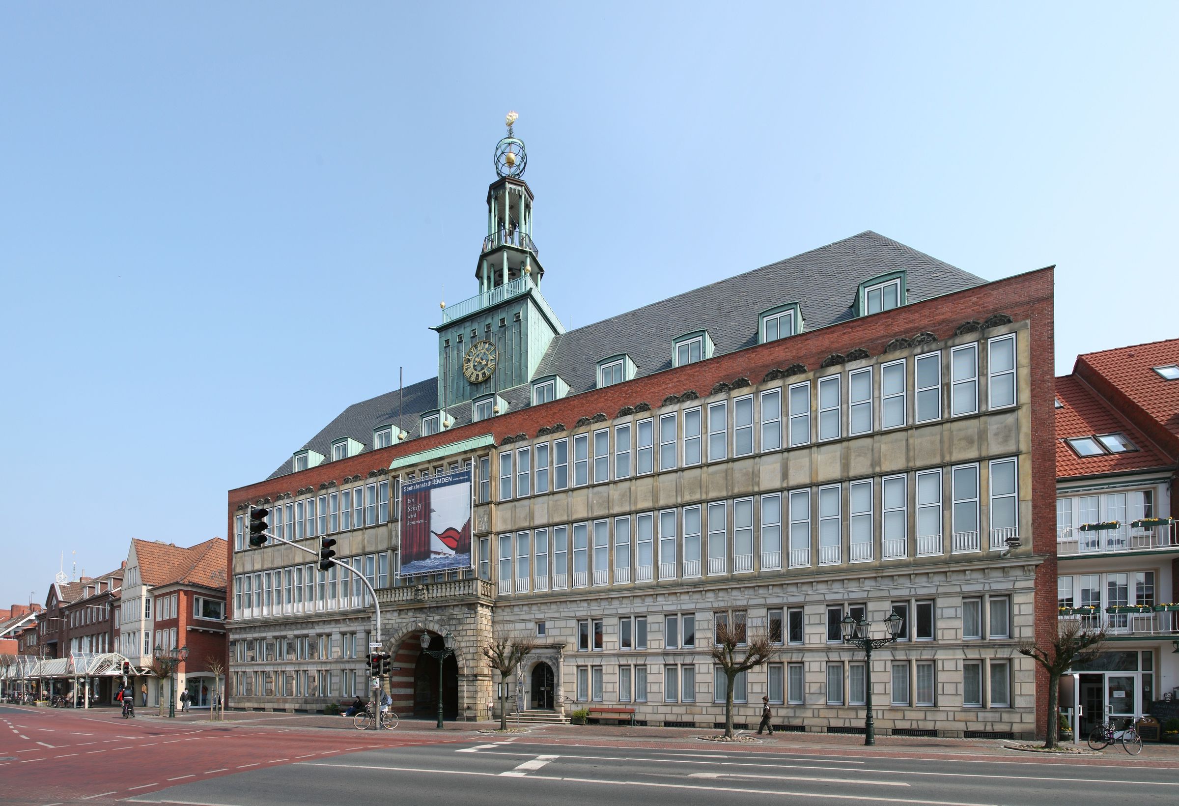Emden Innenstadt mit Rathaus und Hafen — Heimat von NHM Werbung