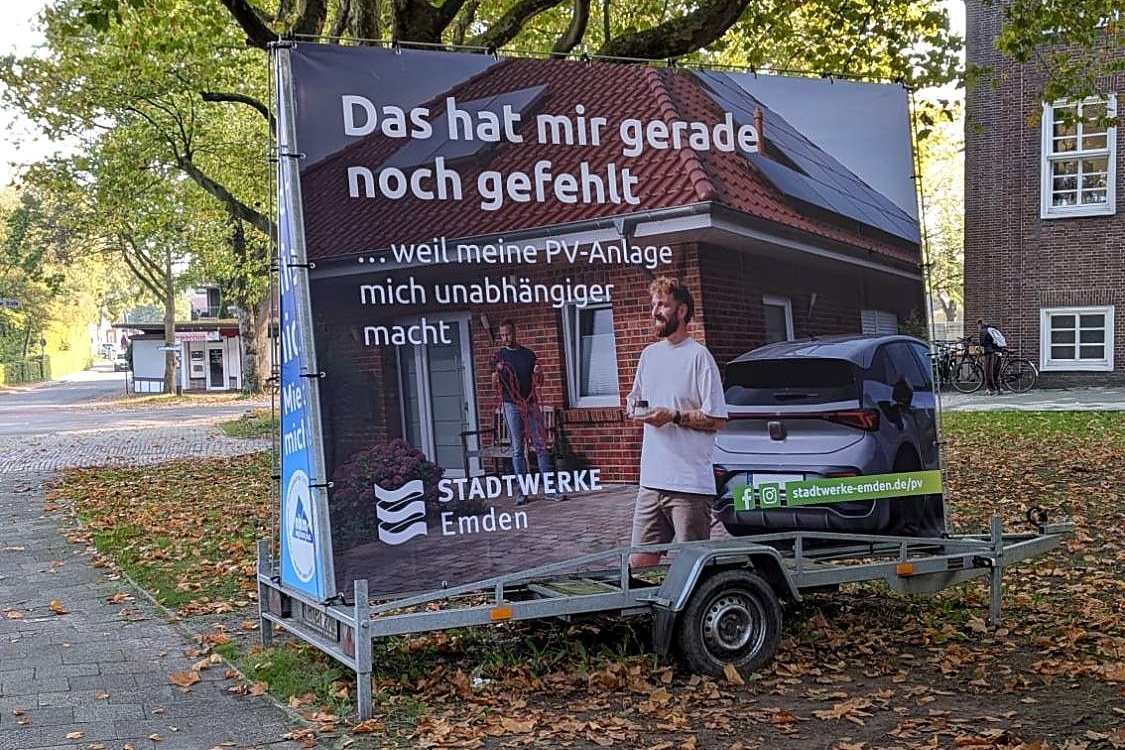 Werbeanhänger Klein von NHM Werbung im Einsatz in Emden
